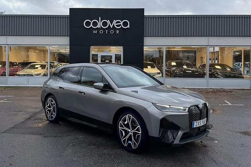 Grå Begagnad 2023 BMW iX Sport Line SUV | 529 900 kr (Superpris) - Bild 1/4