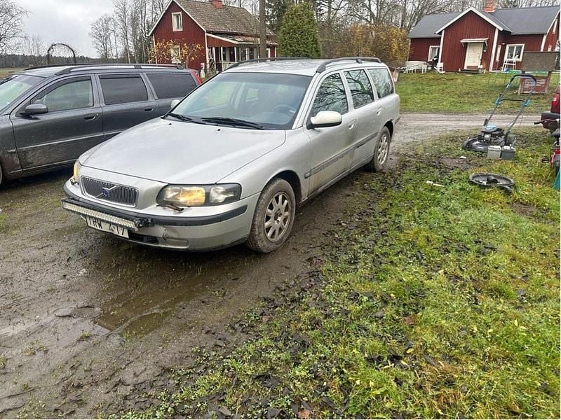 Grå Begagnad 2003 Volvo V70 Kombi | 4 700 kr (Superpris) - Bild 1/4