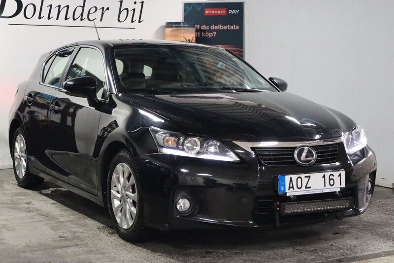 Svart Begagnad 2013 Lexus CT200h Executive Line Halvkombi | 119 800 kr (Marknadspris) - Bild 1/4