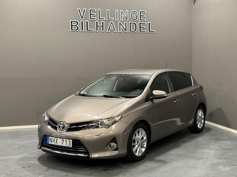 Brun Begagnad 2013 Toyota Auris Executive Halvkombi | 119 900 kr (Dyr) - Bild 1/4