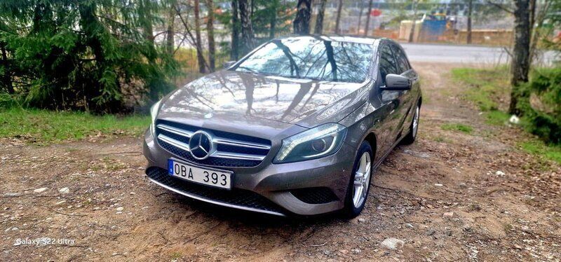 Grå Begagnad 2014 Mercedes A200 Urban Halvkombi | 110 000 kr (Marknadspris) - Bild 1/4