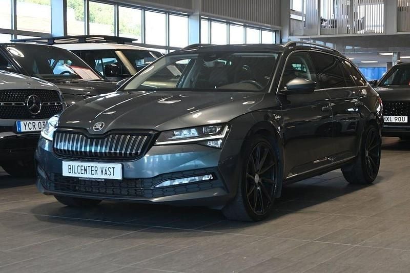 Grå Begagnad 2020 Skoda Superb Business Line Kombi | 219 000 kr (Marknadspris) - Bild 1/4