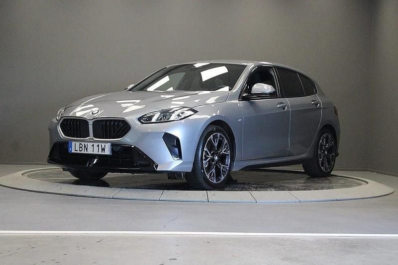 Grå Begagnad 2024 BMW 120 M Sport Halvkombi | 379 000 kr - Bild 1/4