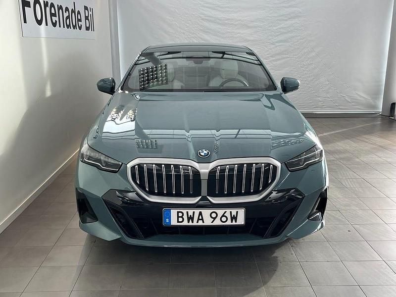 Begagnad BMW 530 M Sport 299 HK (219 kW) 2025 Cape york grön metallic Sedan