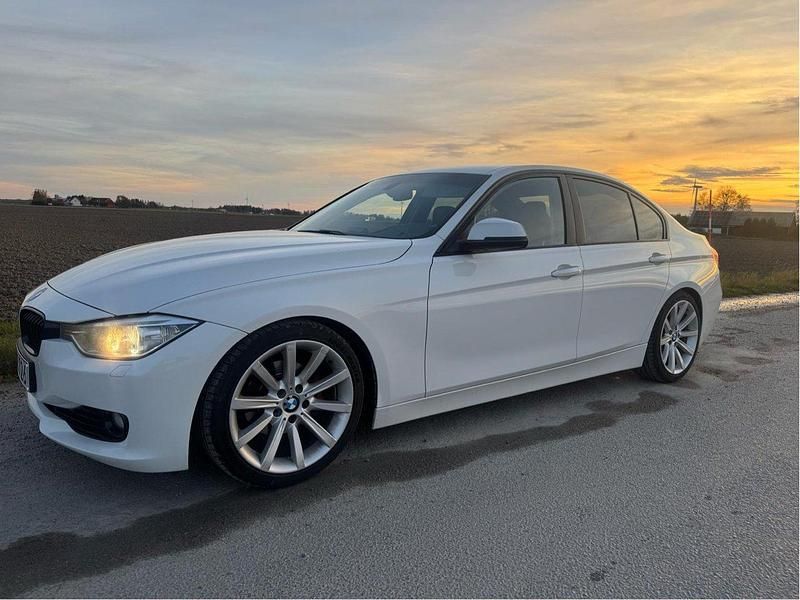 Vit Begagnad 2013 BMW 320 Sedan | 104 900 kr (Marknadspris) - Bild 1/4