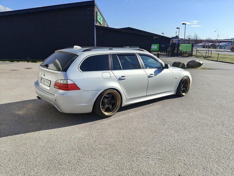 Grå Begagnad 2006 BMW 520 Kombi | 65 000 kr (Dyr) - Bild 1/3