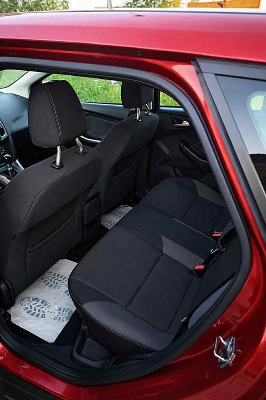 Begagnad Ford Focus Trend 96 HK (70 kW) 2011 Röd Kombi