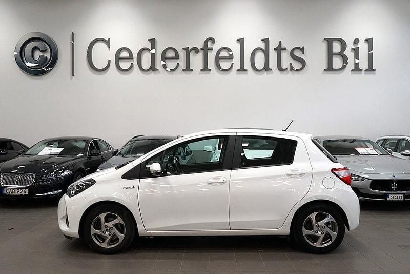 Vit Begagnad 2019 Toyota Yaris Hybrid Active Halvkombi | 139 800 kr (Marknadspris) - Bild 1/4