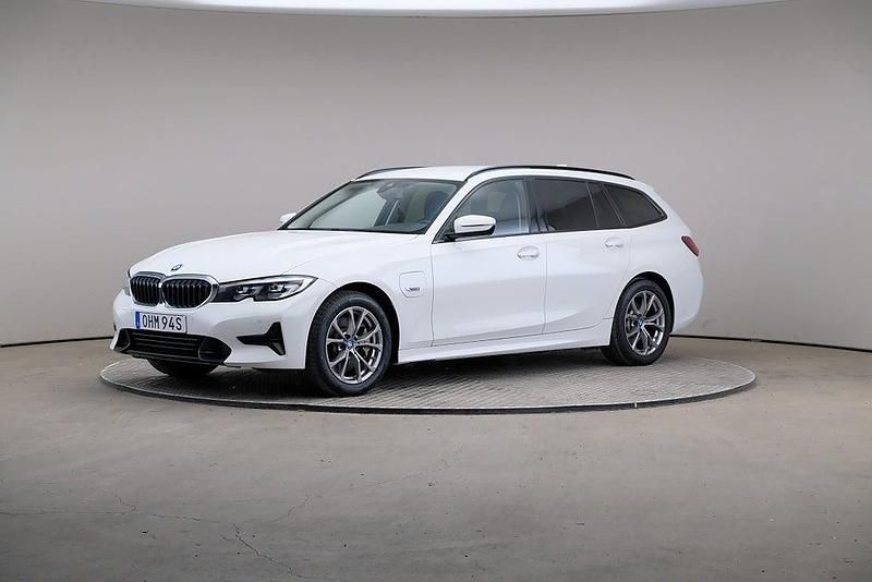 Vit Begagnad 2021 BMW 330e Sport Line Kombi | 279 000 kr (Marknadspris) - Bild 1/4