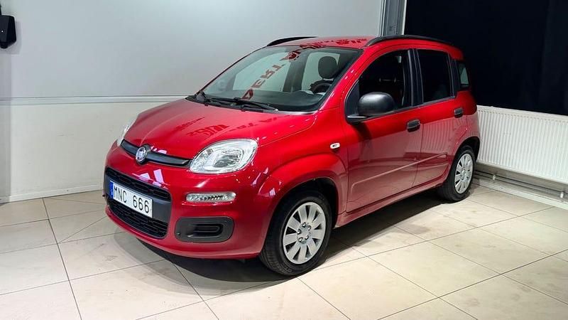 Begagnad Fiat Panda Easy 70 HK (51 kW) 2013 Röd Halvkombi