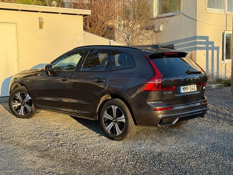 Platinum grey metallic 731 Begagnad 2024 Volvo XC60 Plus SUV | 535 800 kr (Lite dyr) - Bild 1/4