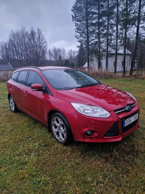 Röd Begagnad 2011 Ford Focus Trend Kombi | 33 000 kr (Lite dyr) - Bild 1/4