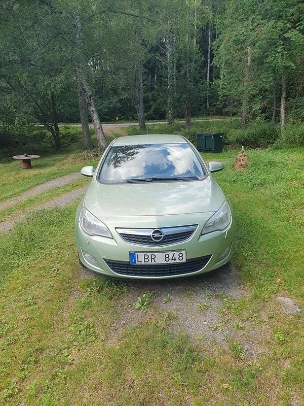 Grön Begagnad 2011 Opel Astra Enjoy Halvkombi | 11 000 kr (Superpris) - Bild 1/3