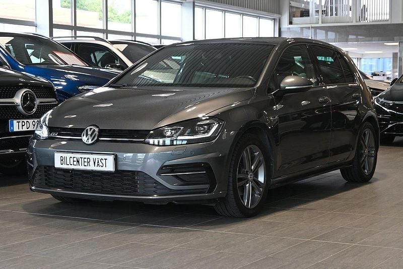 Mörkgrå Begagnad 2019 VW Golf VIII R-line Halvkombi | 234 000 kr (Marknadspris) - Bild 1/4
