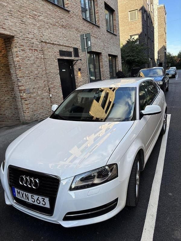 Vit Begagnad 2013 Audi A3 Sportback Attraction Halvkombi | 82 000 kr (Marknadspris) - Bild 1/4