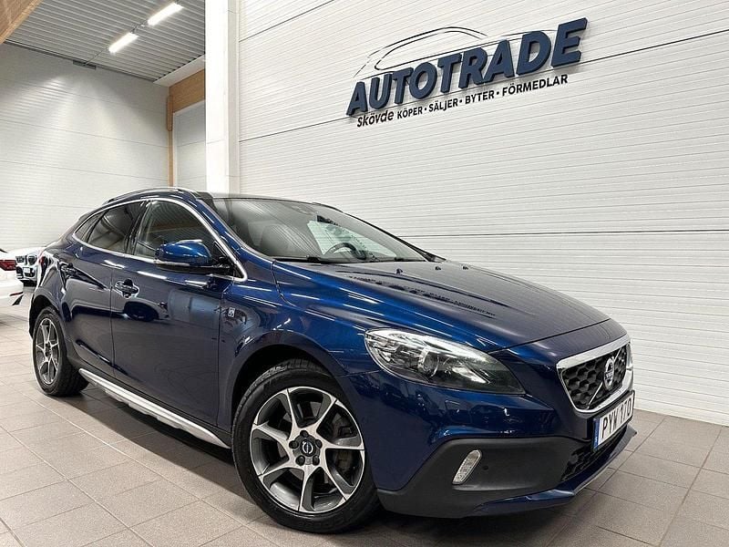 Blå Begagnad 2016 Volvo V40 CC Ocean Race Kombi | 169 900 kr (Marknadspris) - Bild 1/4