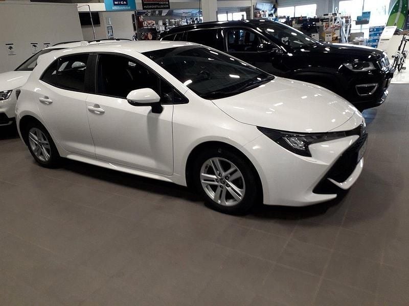 Vit Begagnad 2019 Toyota Corolla Active Halvkombi | 178 800 kr (Marknadspris) - Bild 1/4