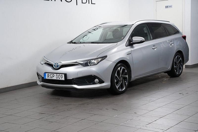 Silver Begagnad 2016 Toyota Auris Hybrid Kombi | 159 900 kr (Marknadspris) - Bild 1/4