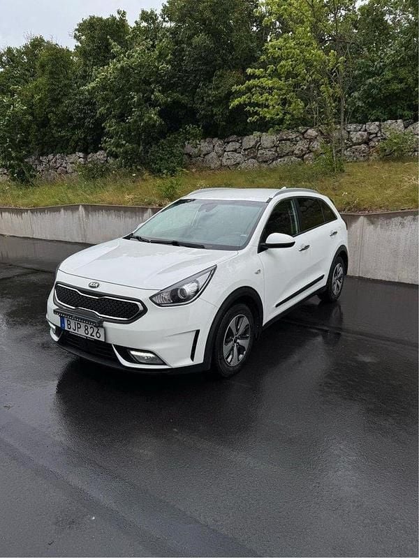 Vit Begagnad 2018 Kia Niro Advance SUV | 174 900 kr (Marknadspris) - Bild 1/4