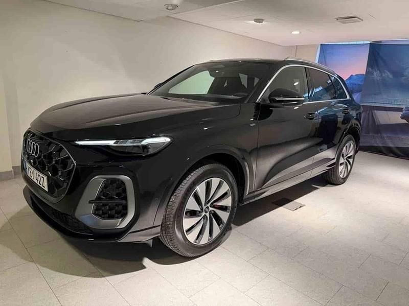 Svart Ny 2025 Audi Q5 SUV | 699 000 kr (Bra pris) - Bild 1/1