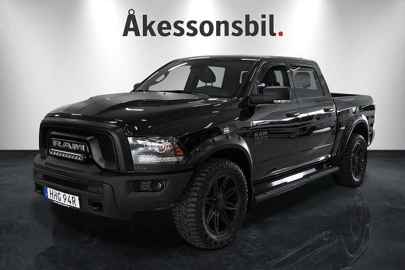 Svart Begagnad 2023 RAM 1500 Pickup | 623 750 kr - Bild 1/4