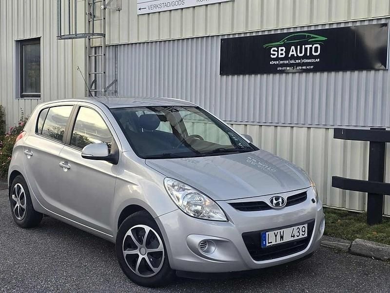 Silver Begagnad 2011 Hyundai i20 Select Halvkombi | 44 990 kr (Bra pris) - Bild 1/4
