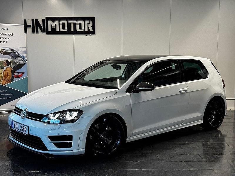 Vit Begagnad 2016 VW Golf VII R Halvkombi | 209 900 kr (Superpris) - Bild 1/4