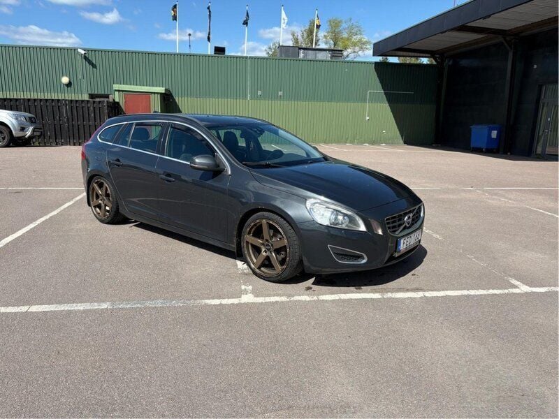 Grå Begagnad 2012 Volvo V60 Momentum Kombi | 50 000 kr (Marknadspris) - Bild 1/4