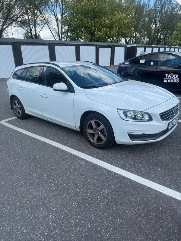 Vit Begagnad 2015 Volvo V60 Kombi | 159 000 kr (Marknadspris) - Bild 1/4