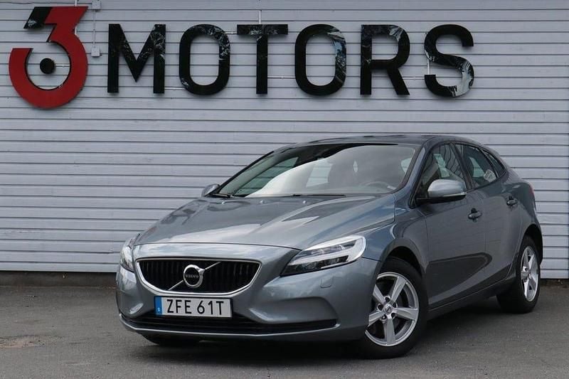 Grå Begagnad 2020 Volvo V40 Kombi | 175 900 kr (Marknadspris) - Bild 1/4