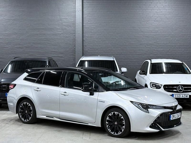 Silver (silver metallic) Begagnad 2020 Toyota Corolla Hybrid Sport Kombi | 269 900 kr (Marknadspris) - Bild 1/4