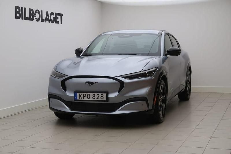 Grå Begagnad 2022 Ford Mustang Mach-E Standard Range SUV | 359 800 kr (Marknadspris) - Bild 1/4