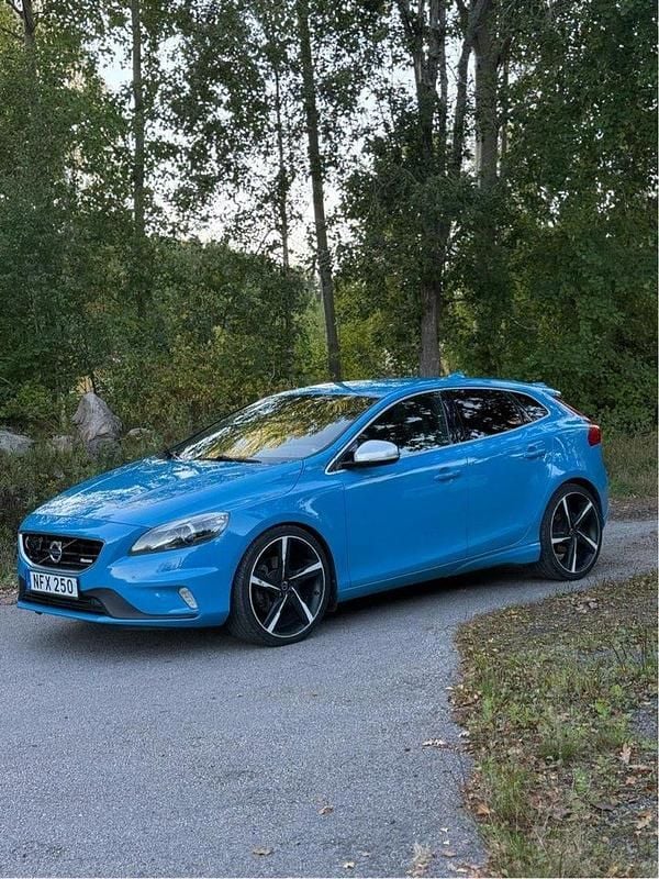 Blå Begagnad 2013 Volvo V40 R-Design Kombi | 159 000 kr (Marknadspris) - Bild 1/4