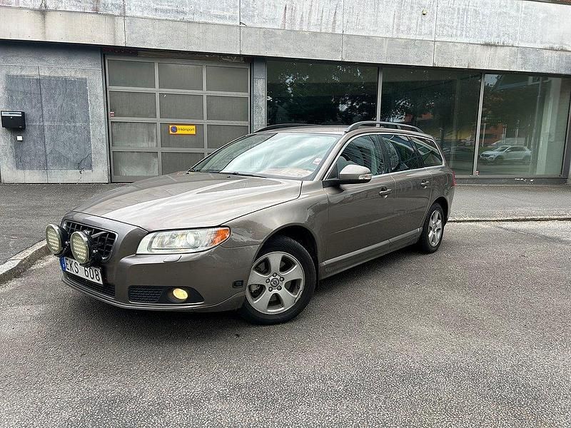 Grå Begagnad 2009 Volvo V70 Momentum Kombi | 59 900 kr (Marknadspris) - Bild 1/4