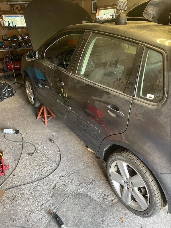 Grå Begagnad 2008 VW Polo Comfortline Halvkombi | 12 000 kr (Superpris) - Bild 1/4