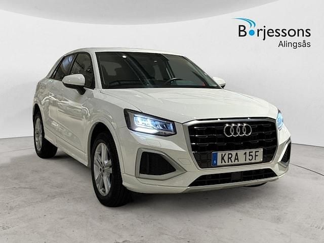 Vit Begagnad 2023 Audi Q2 Proline SUV | 259 900 kr (Marknadspris) - Bild 1/4