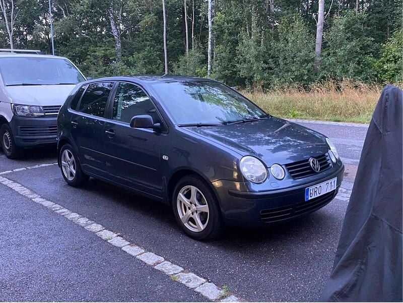 Grå Begagnad 2004 VW Polo Halvkombi | 27 000 kr (Lite dyr) - Bild 1/4