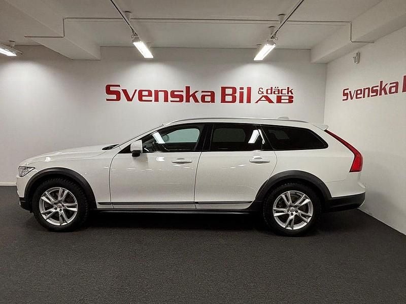 Begagnad Volvo V90 CC Momentum 190 HK (139 kW) 2018 Vit Kombi
