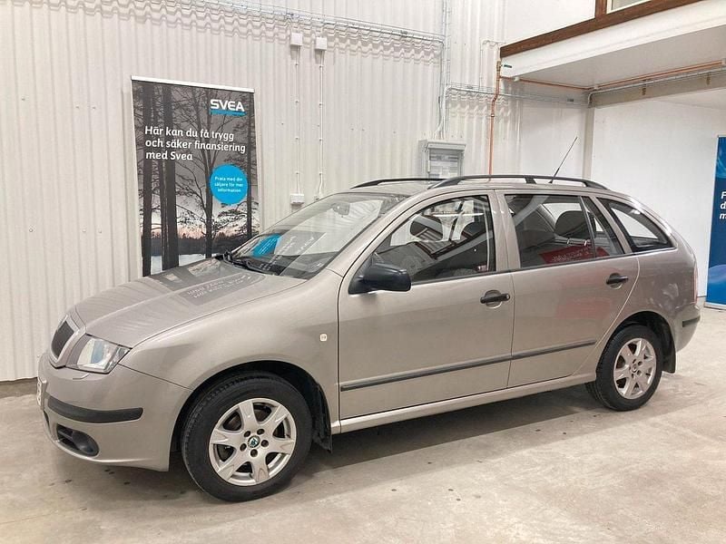 Ljusbrun (brun) Begagnad 2007 Skoda Fabia Halvkombi | 38 900 kr (Marknadspris) - Bild 1/4