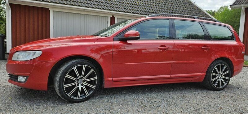 Röd Begagnad 2016 Volvo V70 Kinetic Kombi | 139 000 kr (Marknadspris) - Bild 1/4