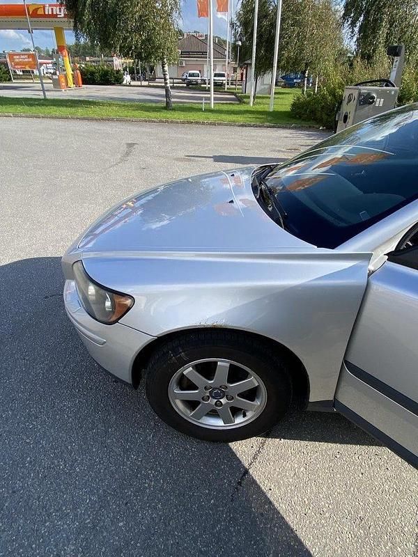 Silver Begagnad 2006 Volvo S40 Sedan | 11 000 kr (Superpris) - Bild 1/4