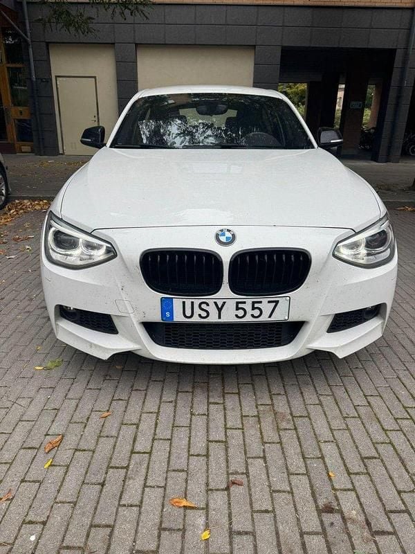 Vit Begagnad 2015 BMW 116 M Sport Halvkombi | 111 000 kr (Marknadspris) - Bild 1/4