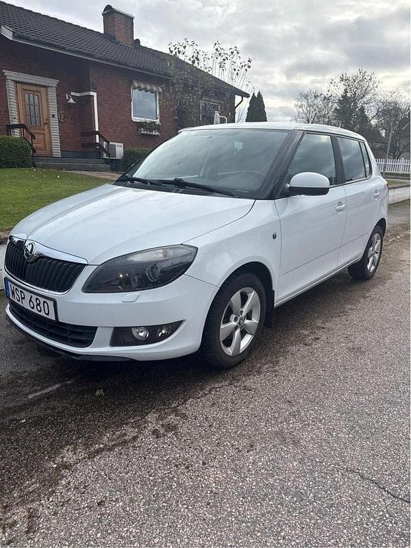 Vit Begagnad 2015 Skoda Fabia Ambiente Halvkombi | 63 000 kr (Marknadspris) - Bild 1/4