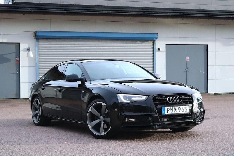Svart Begagnad 2016 Audi A5 Sportback Sport Halvkombi | 204 900 kr (Marknadspris) - Bild 1/4