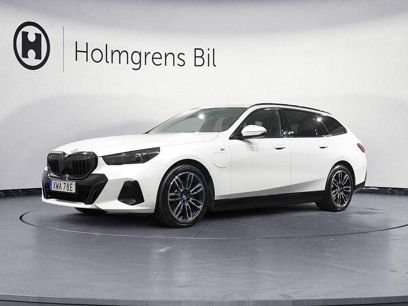 Vit Begagnad 2024 BMW 530e M Sport Kombi | 659 900 kr (Marknadspris) - Bild 1/4