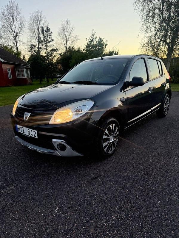 Mörkgrå (grå) Begagnad 2009 Dacia Sandero Halvkombi | 22 900 kr - Bild 1/4