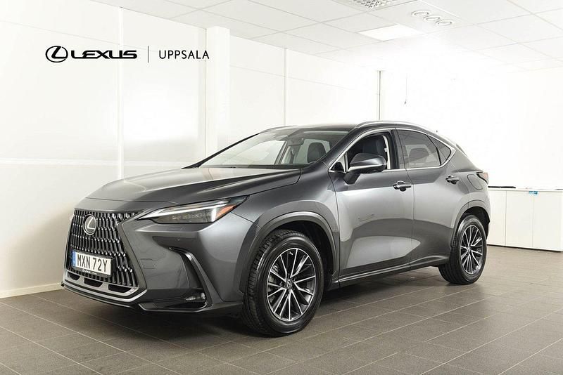 Grå (grå metallic) Begagnad 2022 Lexus NX450h+ Executive Line SUV | 564 900 kr (Marknadspris) - Bild 1/4