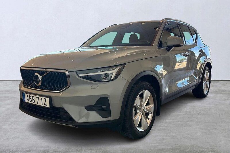 Grå Begagnad 2023 Volvo XC40 Core SUV | 359 900 kr (Marknadspris) - Bild 1/4