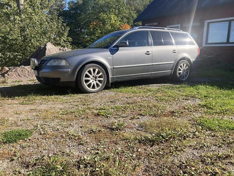 Grå Begagnad 2002 VW Passat Highline Kombi | 15 000 kr (Marknadspris) - Bild 1/2