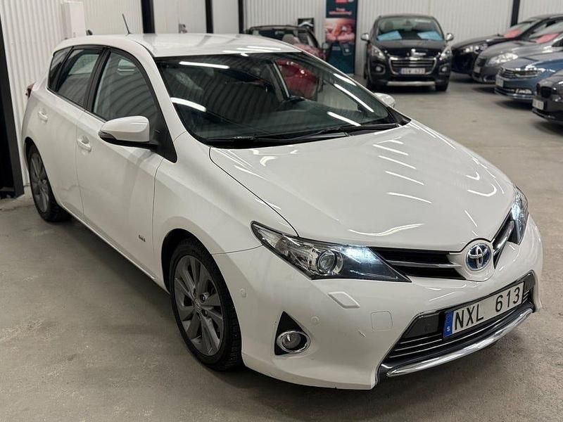 Begagnad Toyota Auris Hybrid Executive 136 HK (100 kW) 2013 Vit